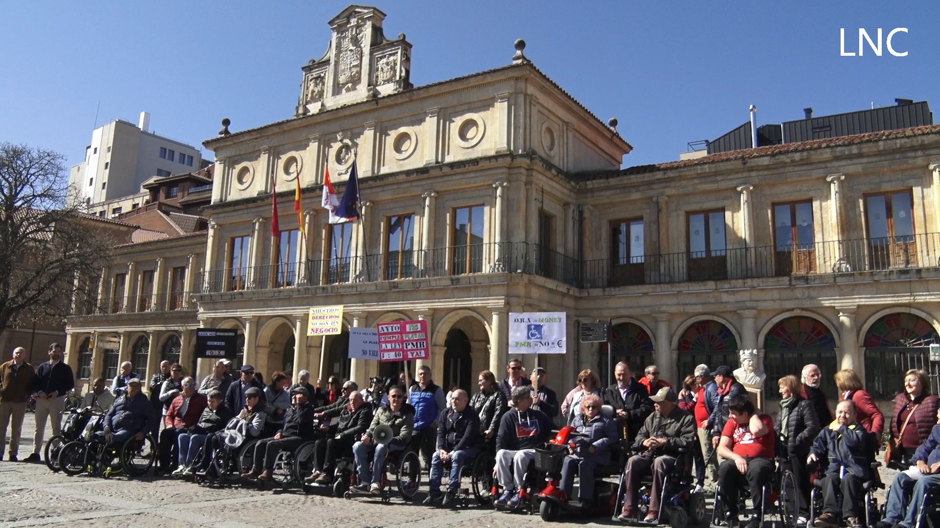 Protesta en León por la escasez de aparcamientos para personas con movilidad reducida
