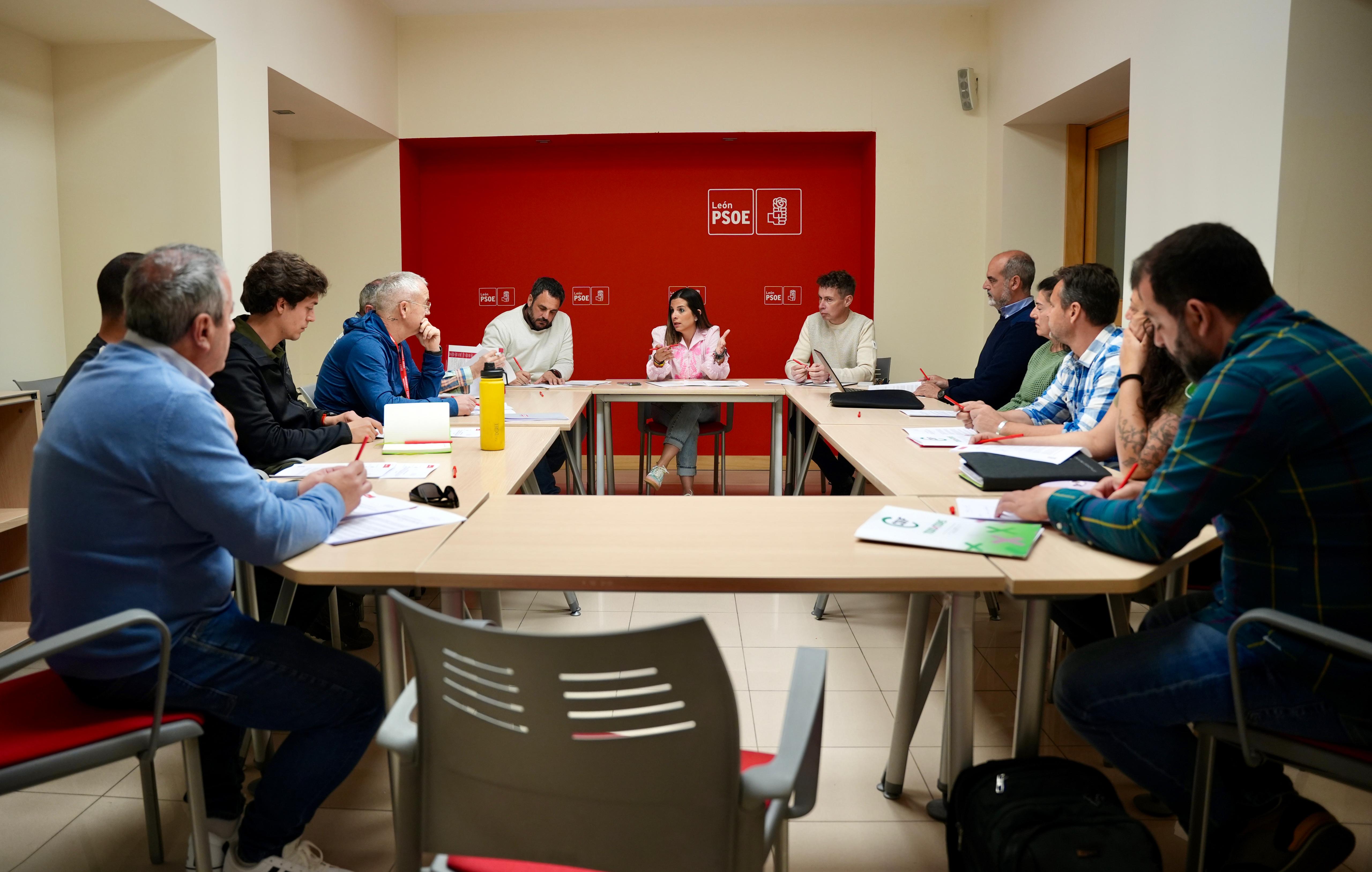 Un instante de la reunión entre el PSOE y los agentes medioambientales. Un instante de la reunión entre el PSOE y los agentes medioambientales.
