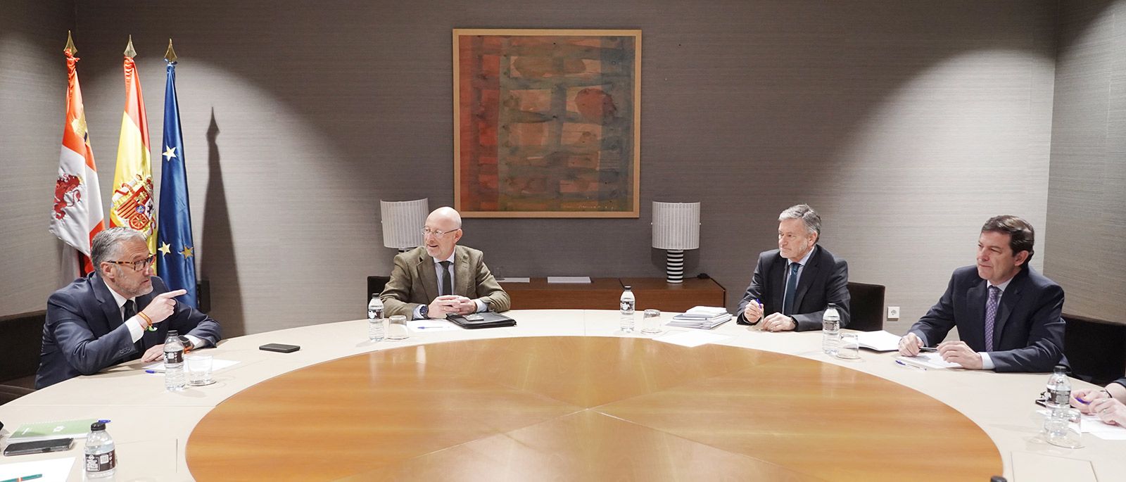 Un instante de la reunión entre Vox y PP. | ICAL Un instante de la reunión entre Vox y PP. | ICAL