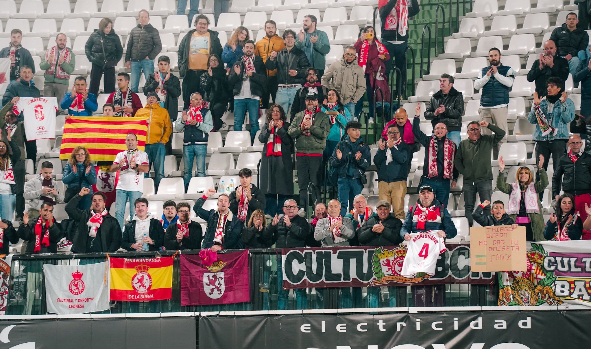 La afición de la Cultural, con alguna de sus peñas presente, en el partido frente al Castellón. | CYD La afición de la Cultural, con alguna de sus peñas presente, en el partido frente al Castellón. | CYD