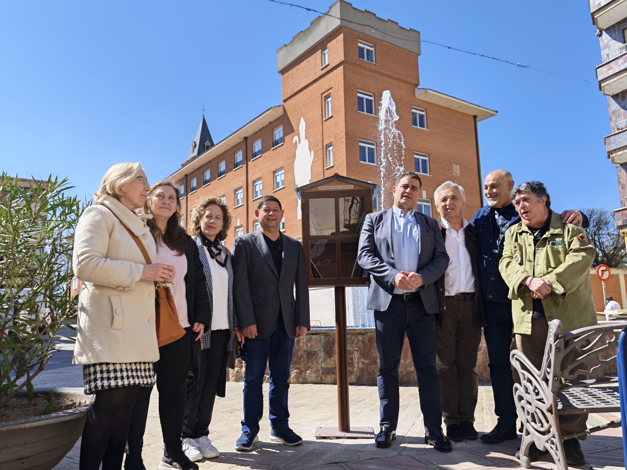 Inauguración de la minibiblioteca en la plaza Santa María para fomentar la lectura. | L.N.C. Inauguración de la minibiblioteca en la plaza Santa María para fomentar la lectura. | L.N.C.