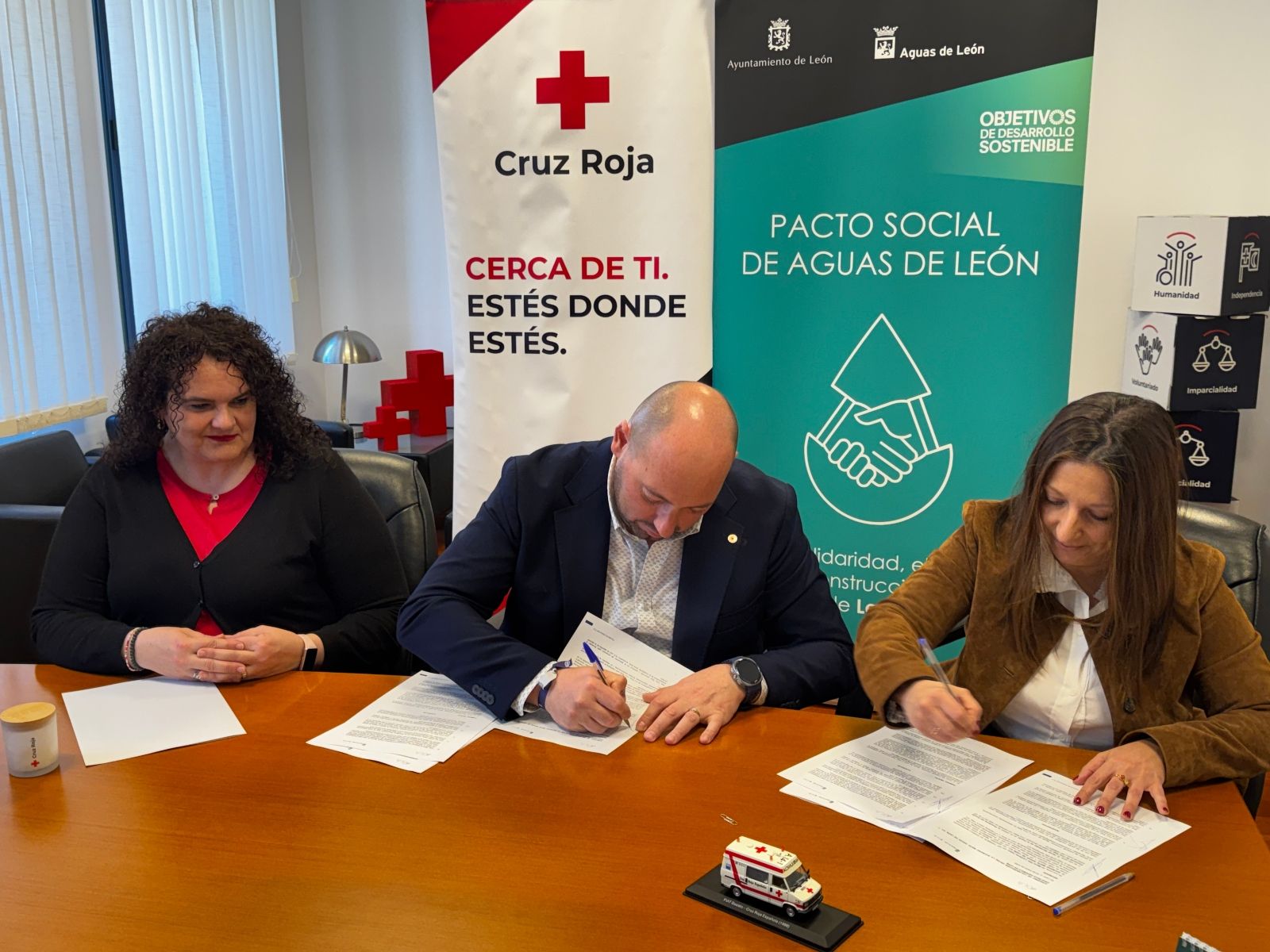 Firma del convenio de colaboración entre Cruz Roja y Aguas de León para dar continuidad a la cuarta edición del Programa OLA | L.N.C.
