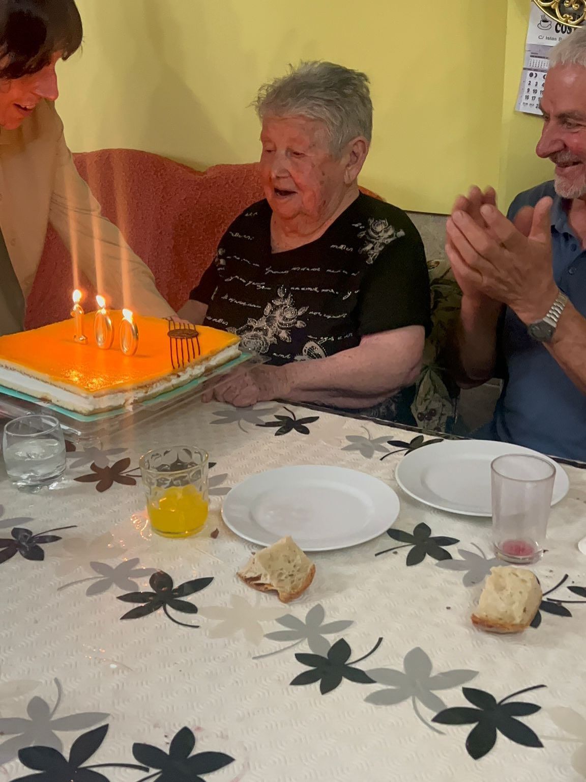 Rosalía soplando las velas junto a su familia. 
