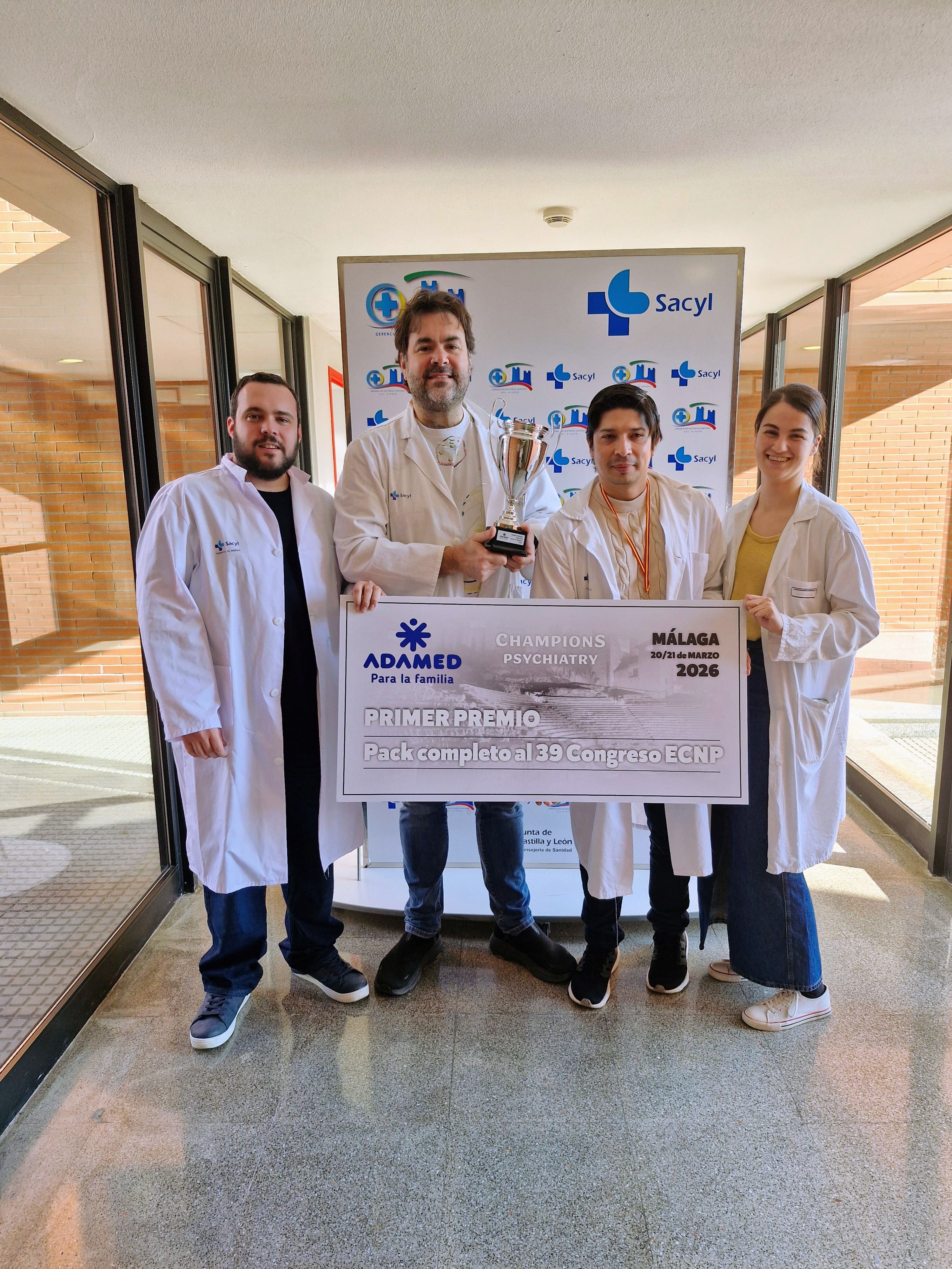 Gil, Pelayo, Osorio y Gutiérrez con el premio de la Champions Psychiatry para la Gasbi.