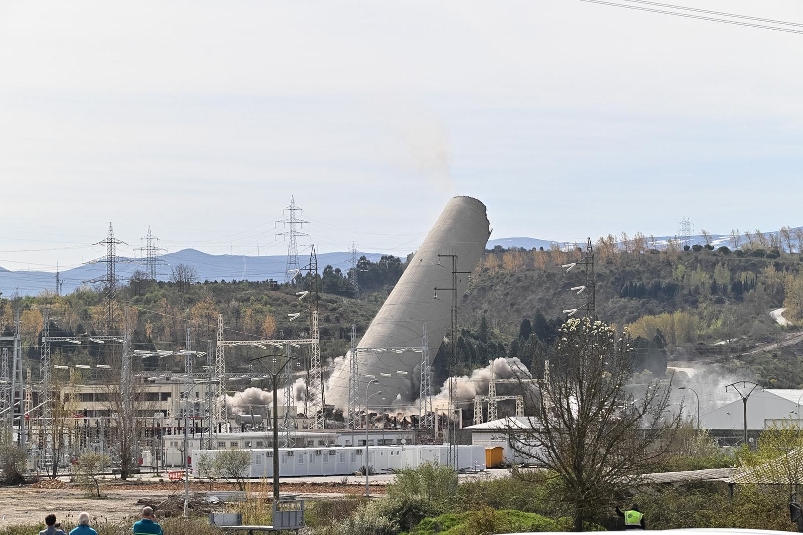 Derribo de la base de la chimenea de Compostilla II que había aguantado en pie. | L.N.C.