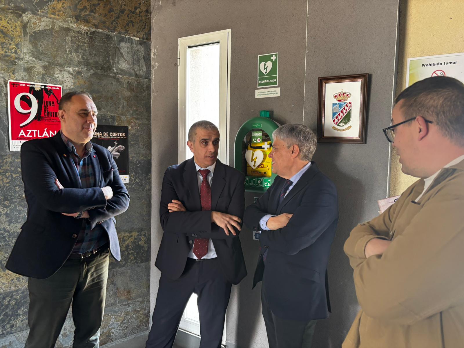 Valetín Martínez, José Manuel Barrios, Eduardo Diego y David Fuertes durante la presentación de los desfibriladores. | L.N.C.