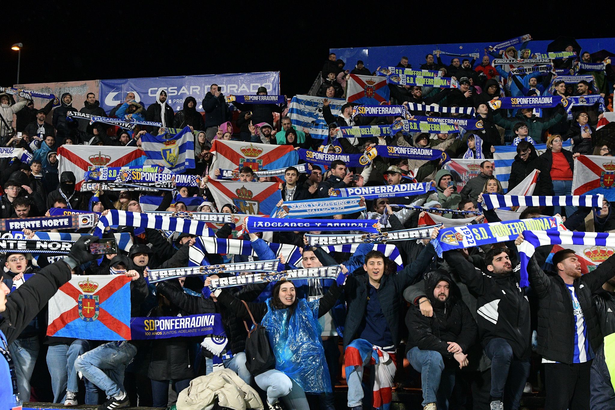 Afición de la Ponferradina podría repetir la foto del Anxo Carro este domingo en 'O Couto'. ENRIQUE RAMÓN
