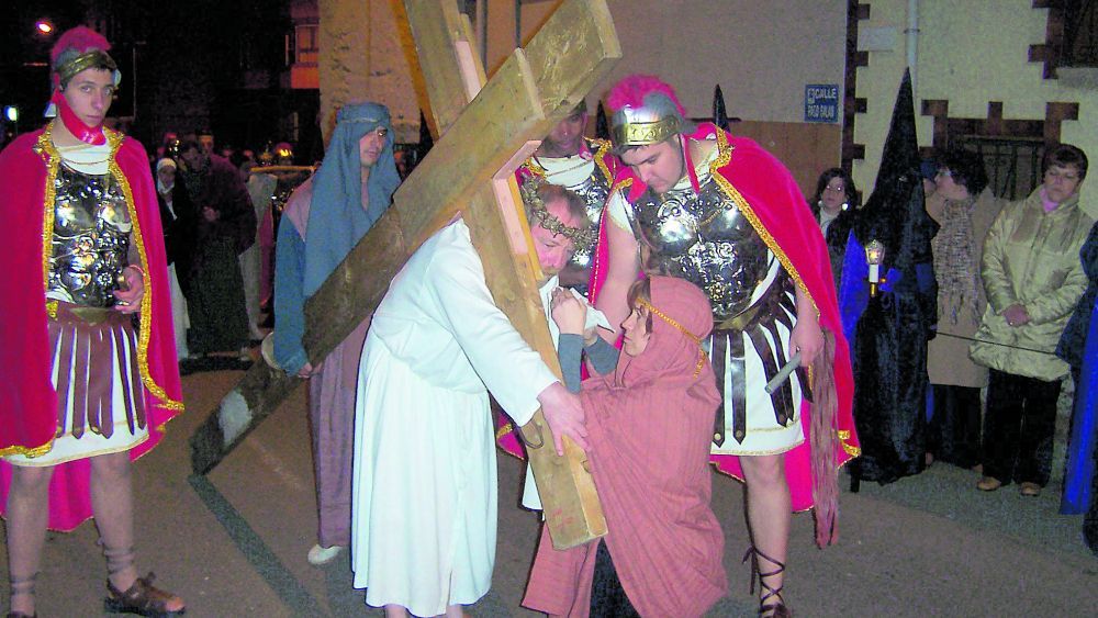 Detalle de un momento del Via Crucis en Olleros de Sabero en una imagen de archivo. | MANUEL FRESNO