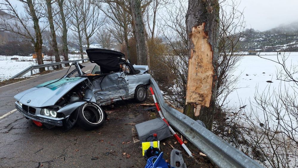 Imagen de archivo de un grave accidente de este año en las carreteras leonesas. | L.N.C. Imagen de archivo de un grave accidente de este año en las carreteras leonesas. | L.N.C.