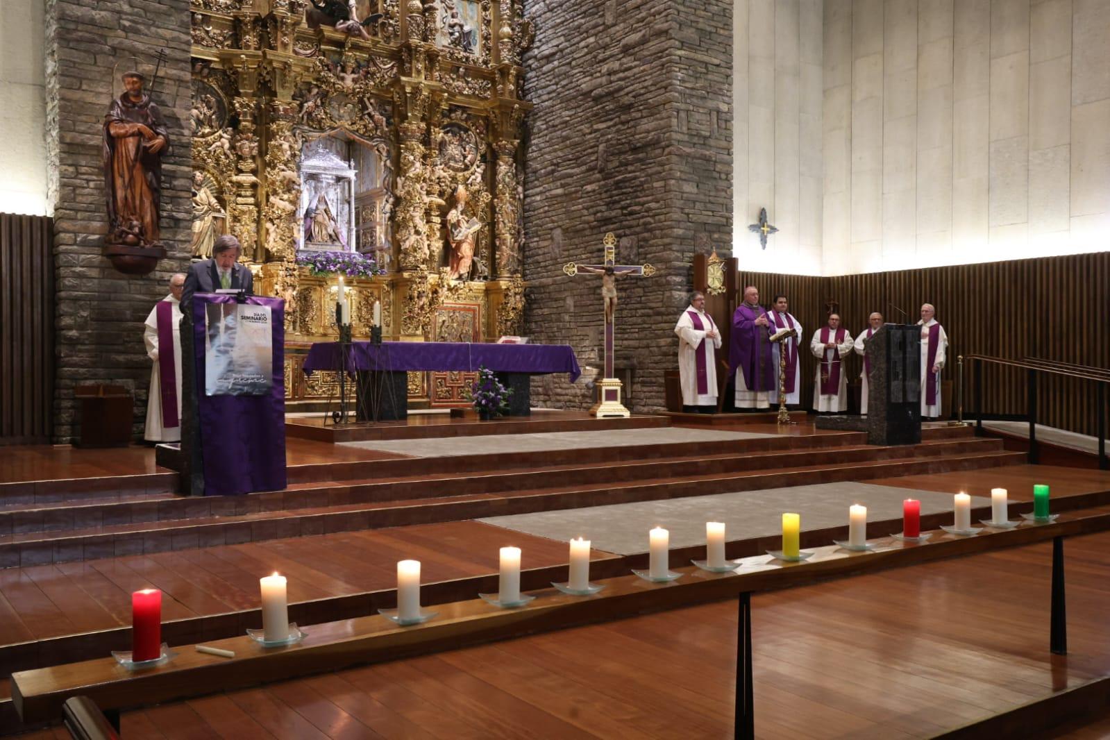 Un momento de la plegaria a la Virgen del Camino el pasado domingo. |FERNANDO OTERO