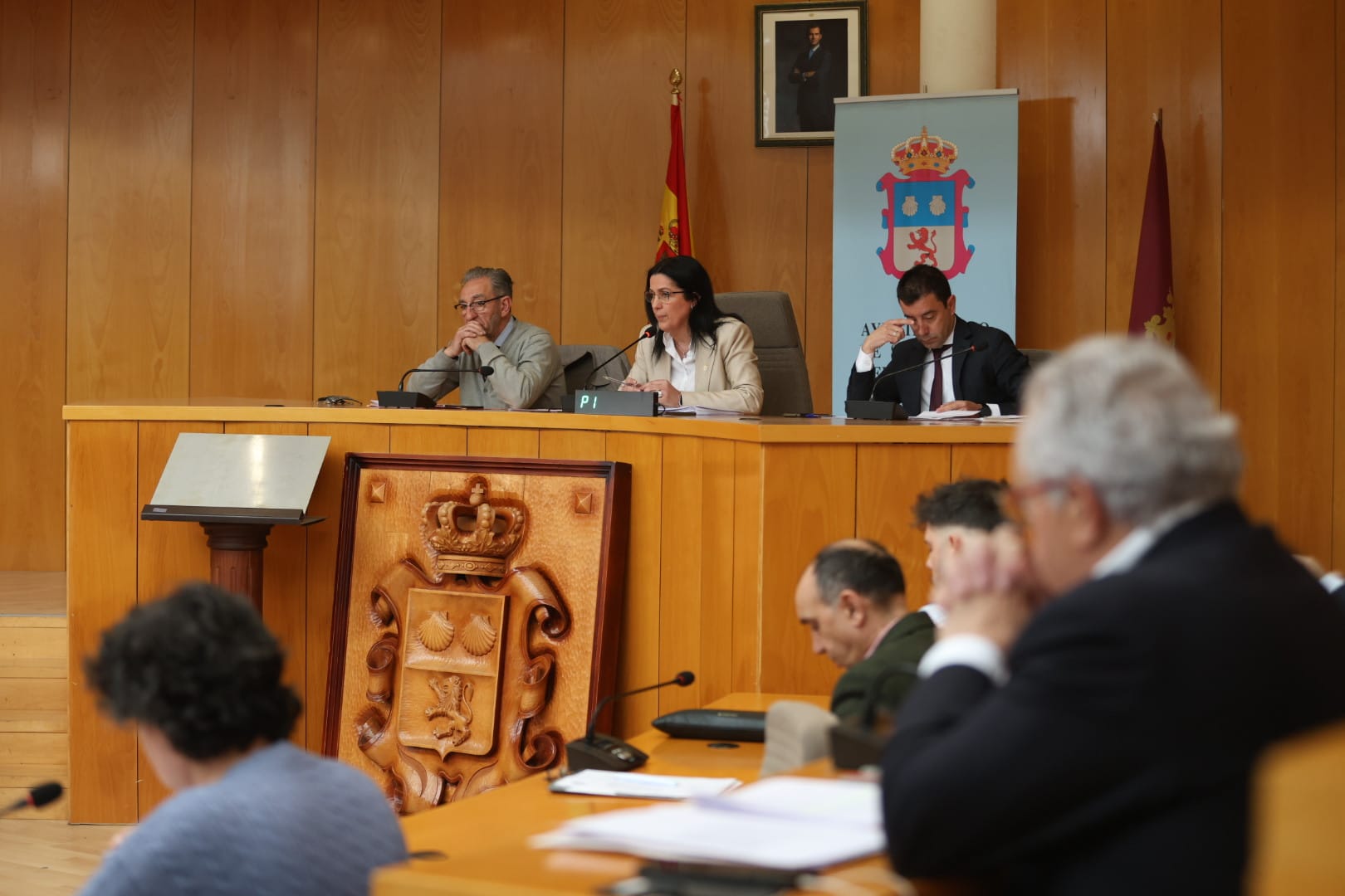 Alejandro Calvo, a la derecha de la alcaldesa, durante el pleno. | FERNANDO OTERO