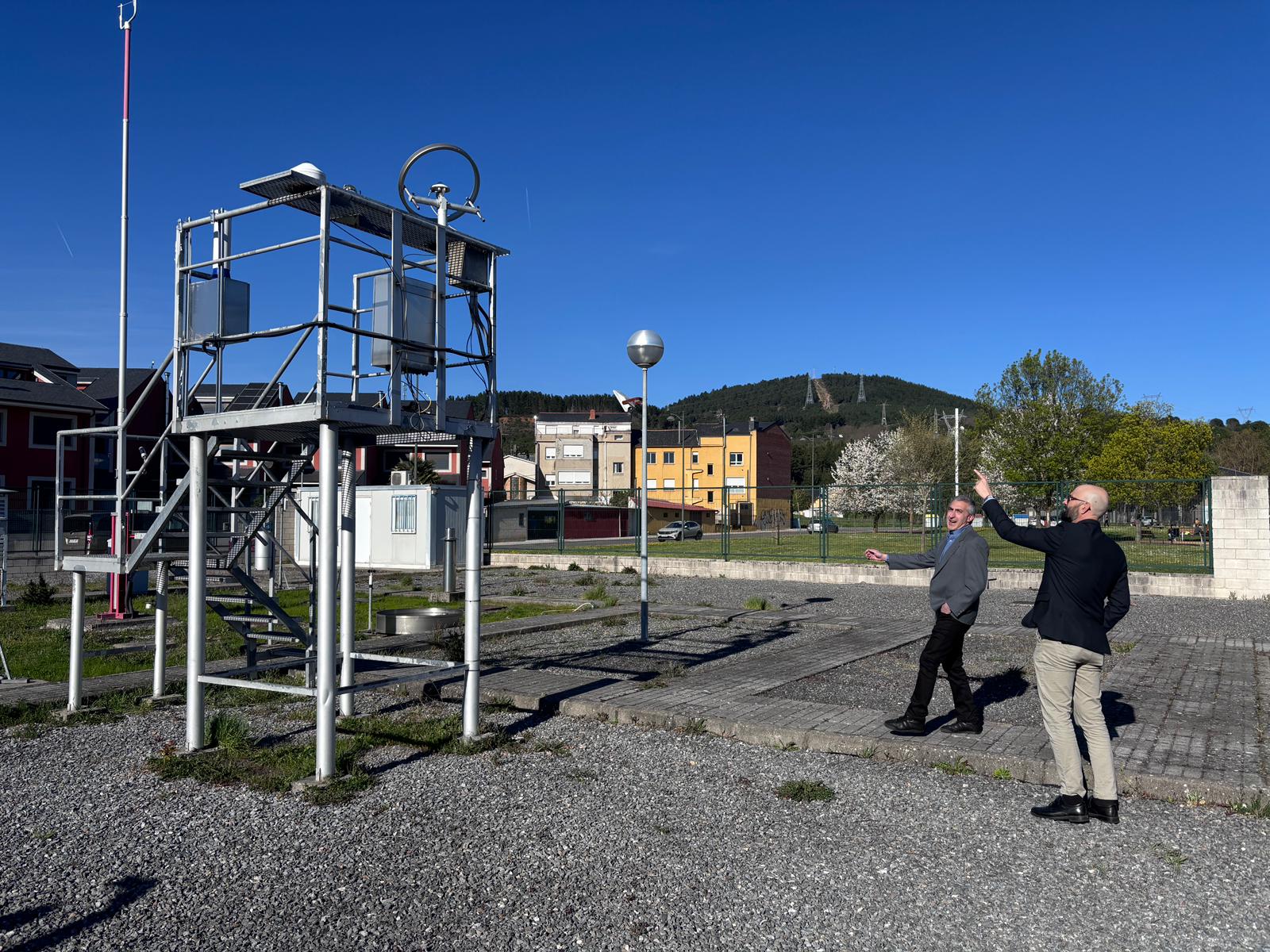 Jorge Blanco muestra a Héctor Alaiz las instalaciones del Observatorio Meteorológico. | JAVIER FERNÁNDEZ