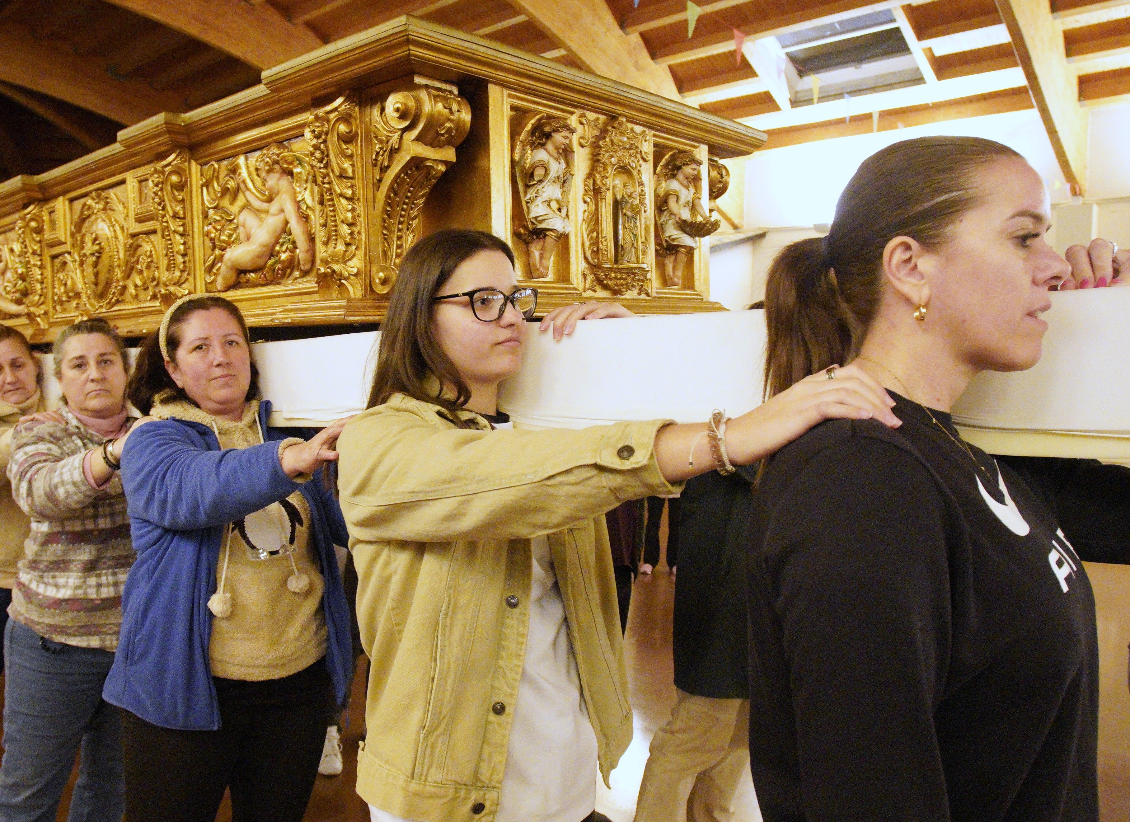 Ensayos de las porteadoras para la procesión. | ICAL