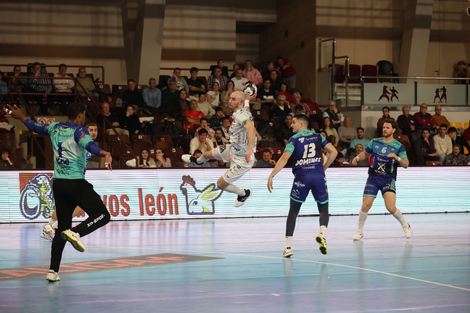 El central del Ademar, Adrián Fernández, se retira del balonmano profesional. FERNANDO OTERO