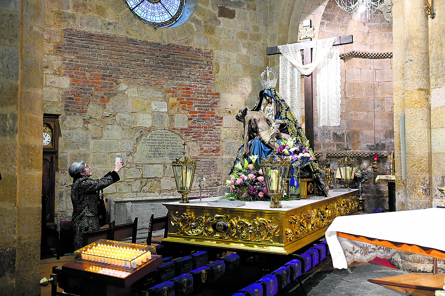 La Virgen del Mercado fue colocada este jueves por la tarde en su trono de salida. | SAÚL ARÉN