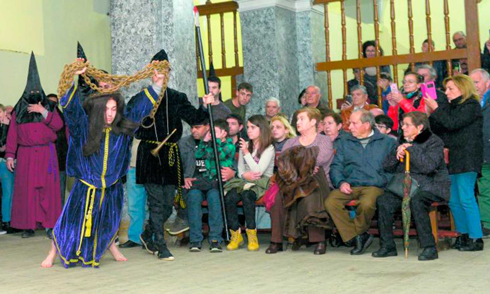 El Nazareno, acompañado por el judío, se desploma tres veces sobre el suelo de la iglesia. | MAURICIO PEÑA