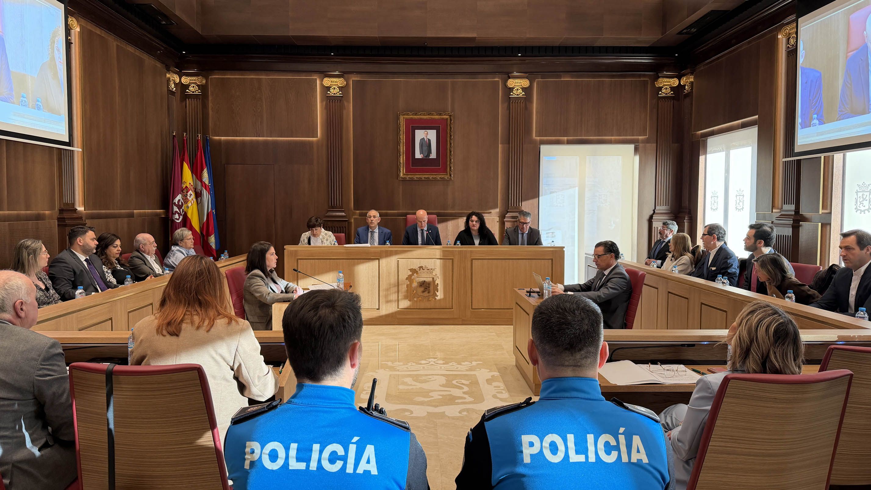 Un instante de la sesión plenaria celebrada este viernes en San Marcelo. | LNC Un instante de la sesión plenaria celebrada este viernes en San Marcelo. | LNC
