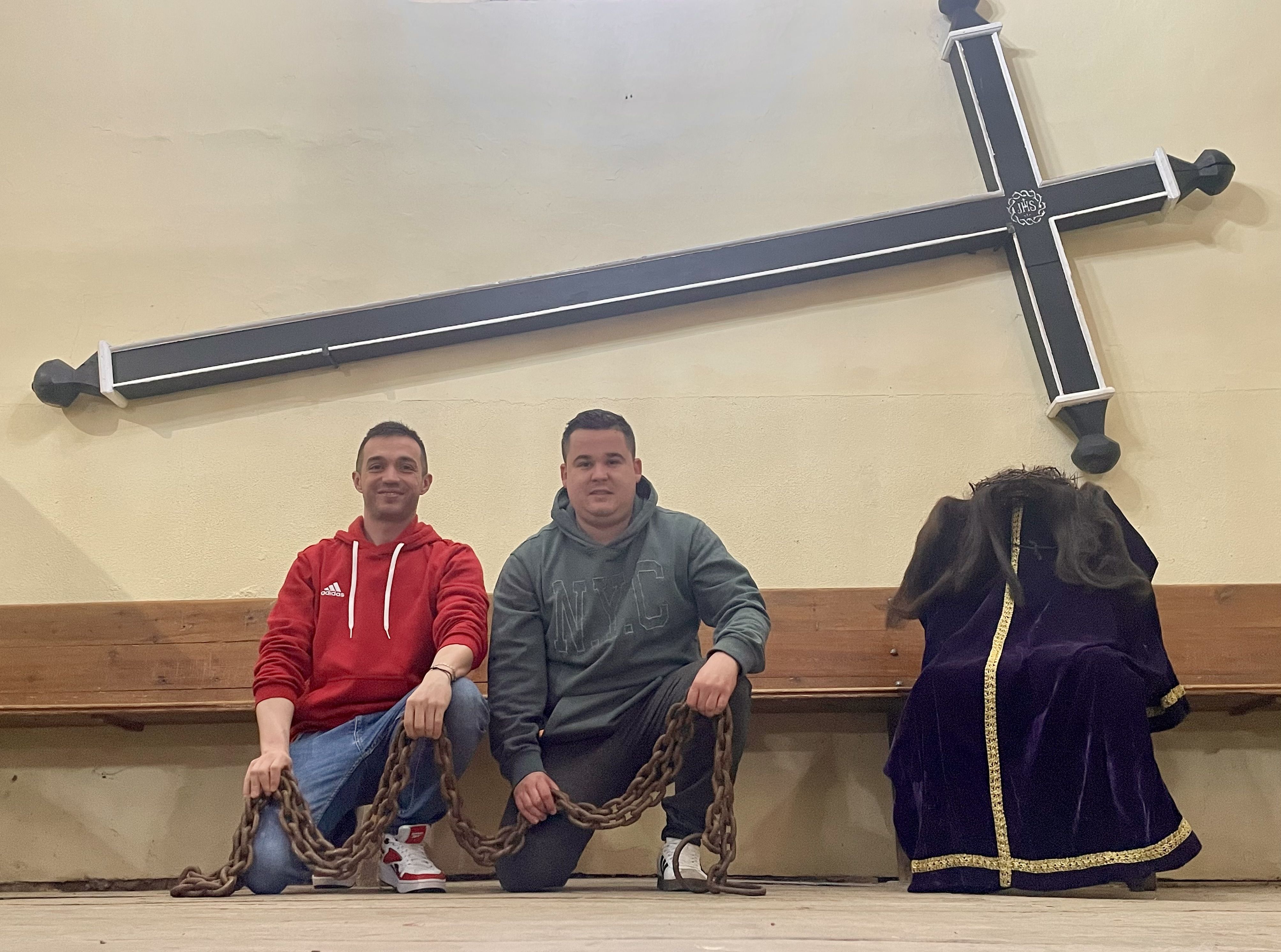 Alberto Fuentes y Mariano Cardoso posan con las cadenas del Nazareno. | L.N.C. Alberto Fuentes y Mariano Cardoso posan con las cadenas del Nazareno. | L.N.C.