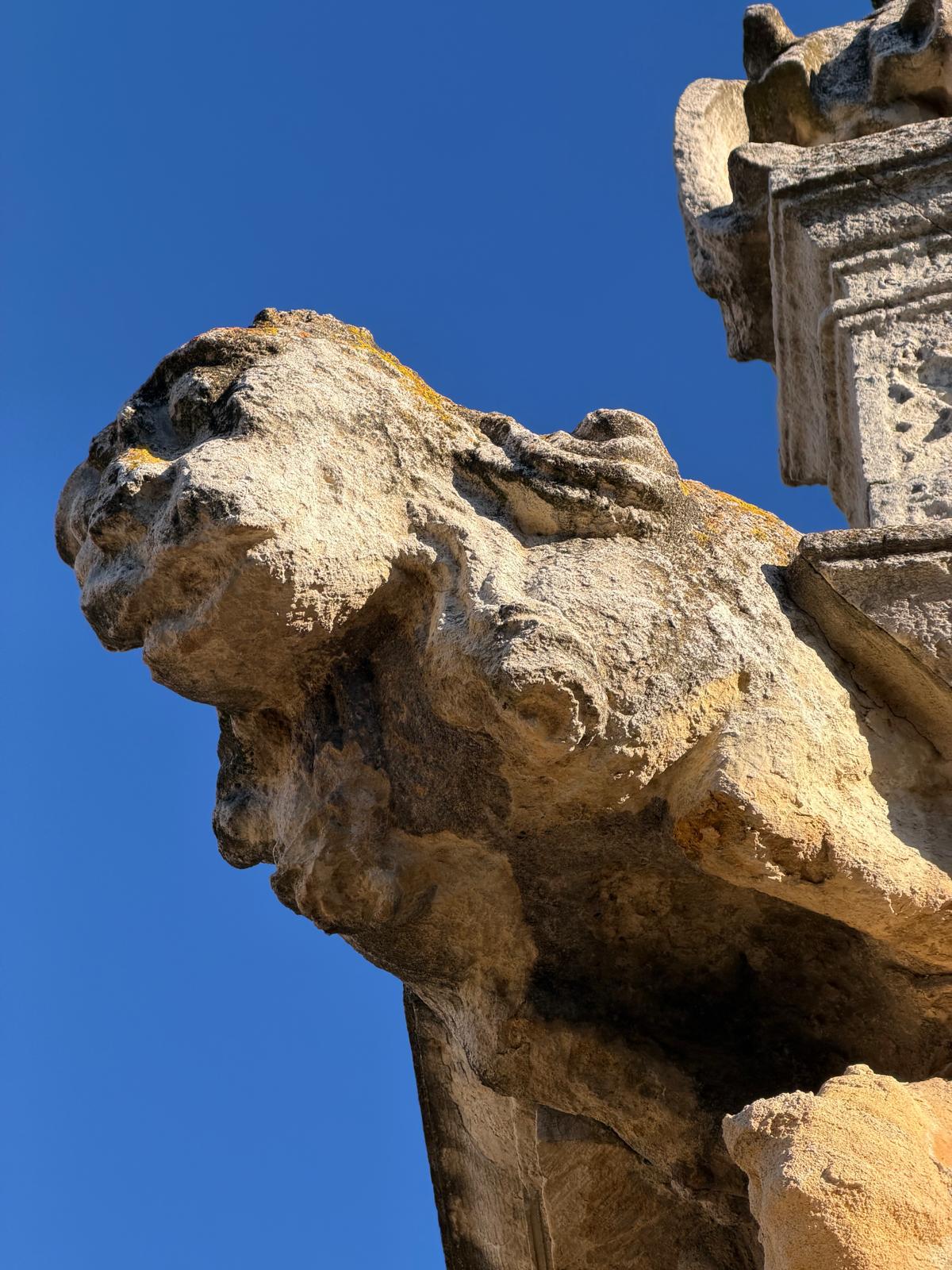 Una de las gárgolas que requiere una restauración "urgente". | L.N.C.