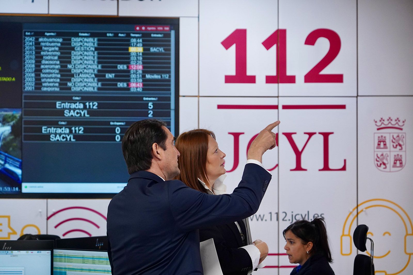 El consejero Suárez Quiñones en su visita a la sede del 112 de Castilla y León. | ICAL El consejero Suárez Quiñones en su visita a la sede del 112 de Castilla y León. | ICAL