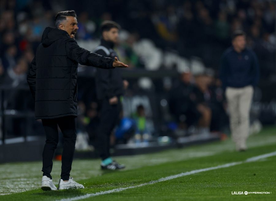 De la Barrera dando indicaciones durante el último partido ante el Castellón. LALIGA De la Barrera dando indicaciones durante el último partido ante el Castellón. LALIGA