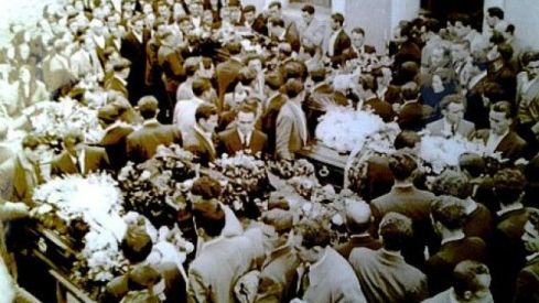 Un momento de la impresionante manifestación de duelo que fue el entierro de los catorce mineros muertos en el accidente de Casetas, en el año 1954. Un momento de la impresionante manifestación de duelo que fue el entierro de los catorce mineros muertos en el accidente de Casetas, en el año 1954.