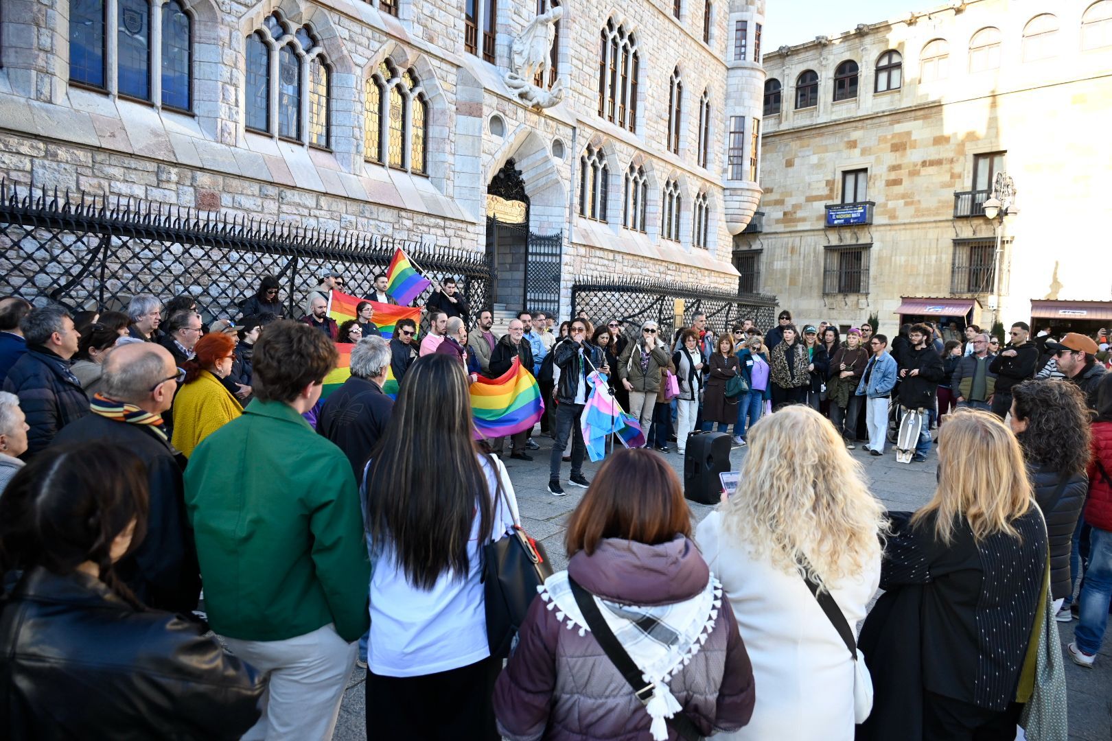 Concentración ayer en León, frente a Botines, de rechazo a la agresión sufrida por la joven trans en La Bañeza. | SAÚL ARÉN Concentración ayer en León, frente a Botines, de rechazo a la agresión sufrida por la joven trans en La Bañeza. | SAÚL ARÉN