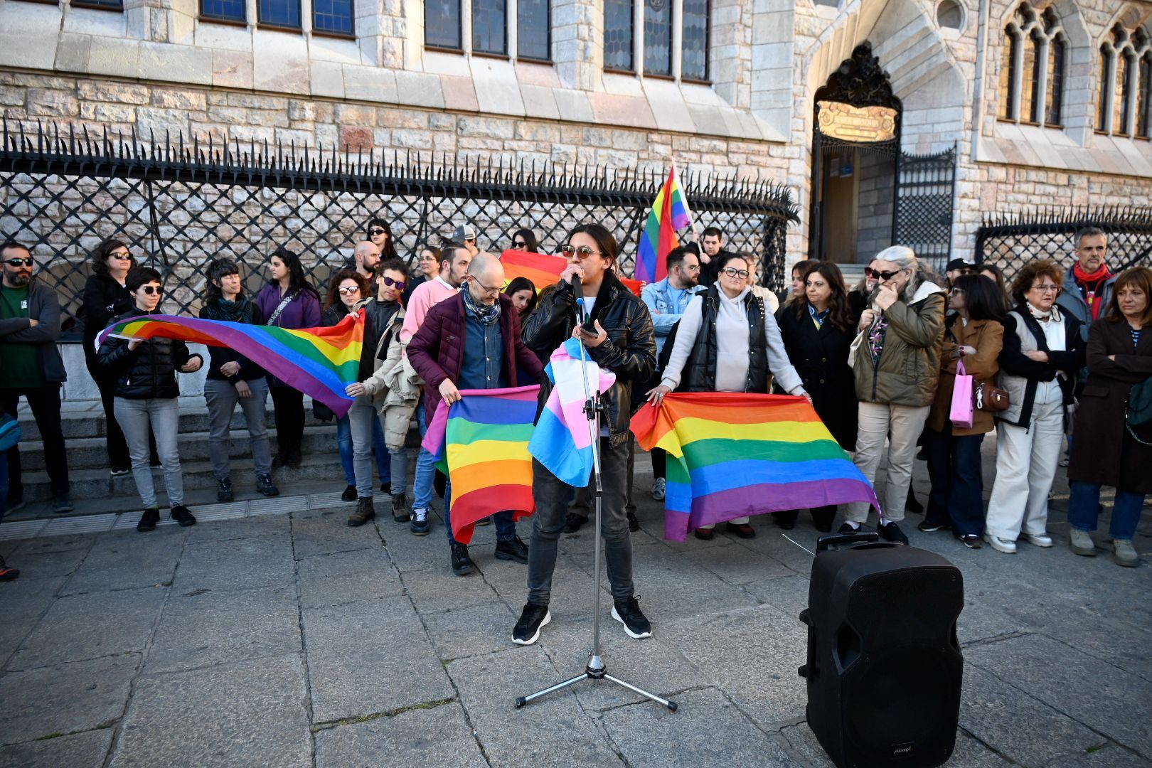 Un instante de la lectura del manifiesto durante la concentración. | SAÚL ARÉN Un instante de la lectura del manifiesto durante la concentración. | SAÚL ARÉN