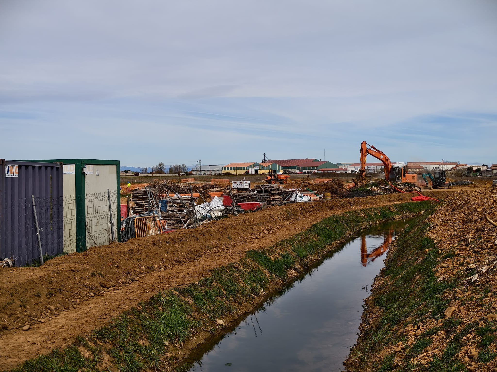 Trabajos del construcción del camping municipal de Santa María del Páramo este pasado viernes. | ALEJANDRO RODRÍGUEZ