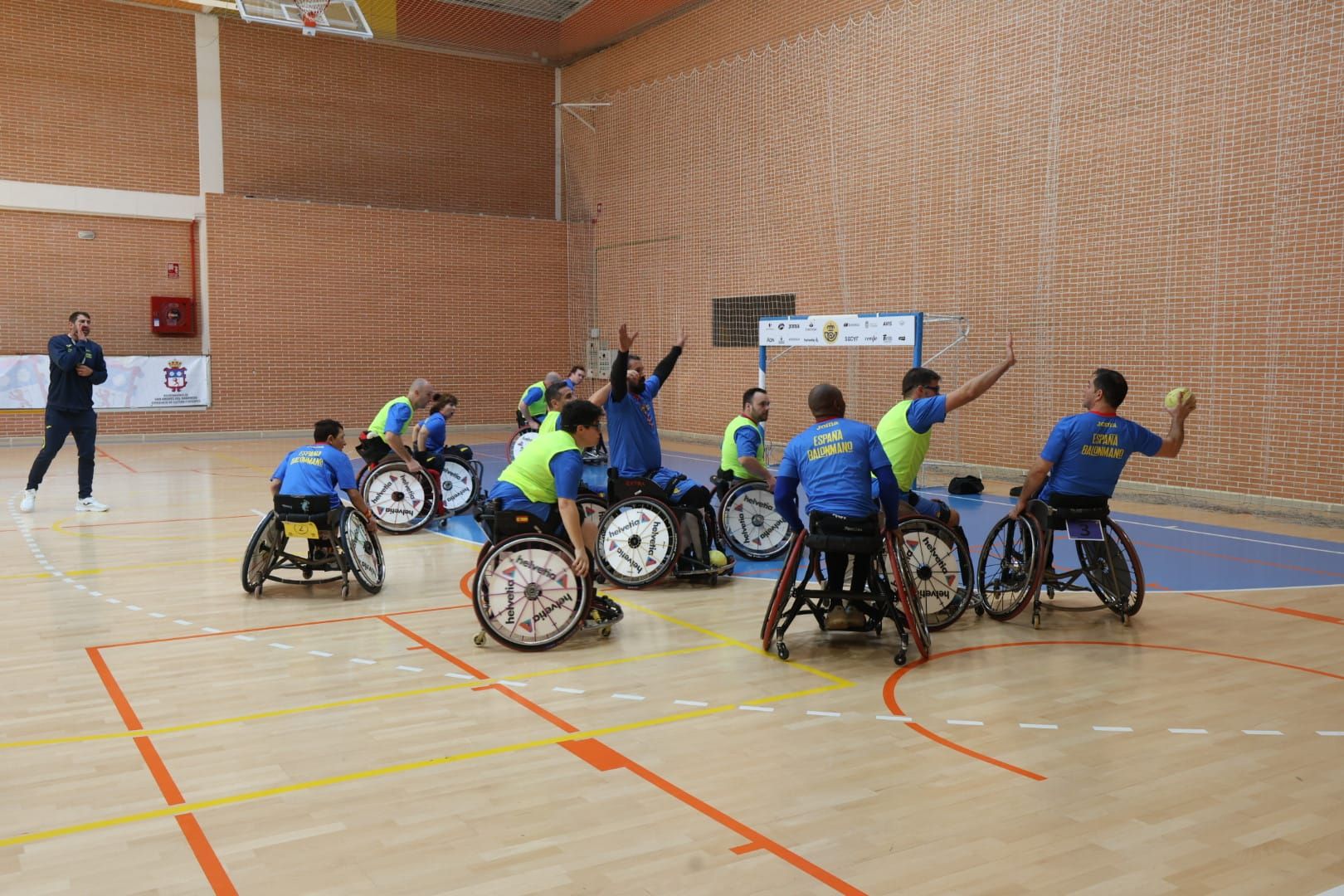 Uno de los momentos del entrenamiento de España en San Andrés de Rabanedo. FERNANDO OTERO Uno de los momentos del entrenamiento de España en San Andrés de Rabanedo. FERNANDO OTERO