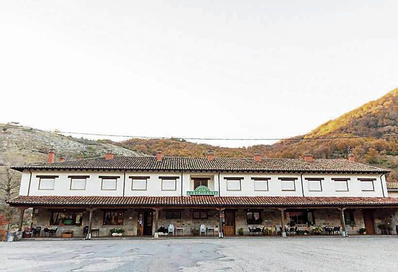 Abierto en 1992, con casi 20 habitaciones y 3 comedores, uno para 200 comensales, su gran oferta gastronómica le ha dado un Solete.