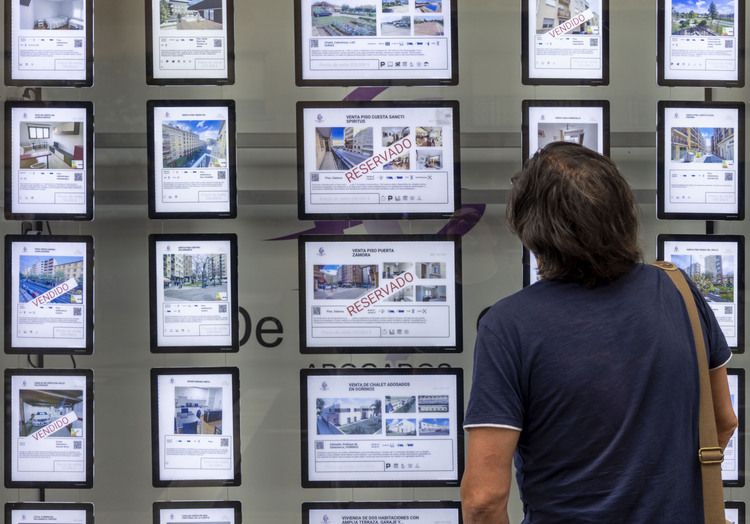 Imagen de archivo de una persona consultando precios en una inmobiliaria. | ICAL
