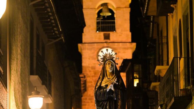 Imagen de La Dolorosa a su paso por el casco antiguo de Ponferrada. 