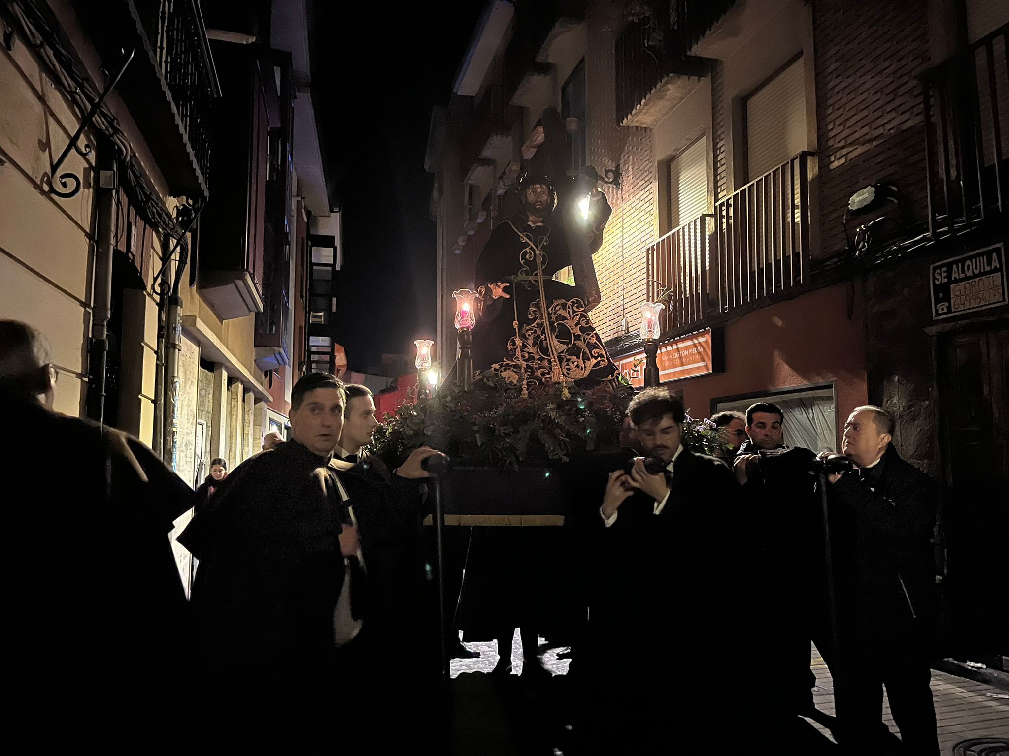 La Cofradía del Silencio organizó este Viernes de Dolores un traslado extraordinario del 'Dainos'. | DIEGO PÉREZ CILLERO