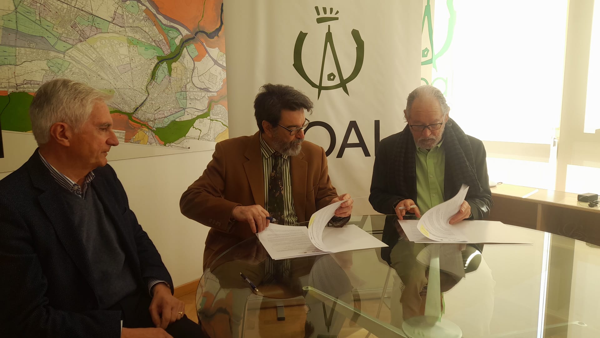 Firma del convenio entre IEB y Coal en la sede ponferradina del gremio de arquitectos. | MAR IGLESIAS