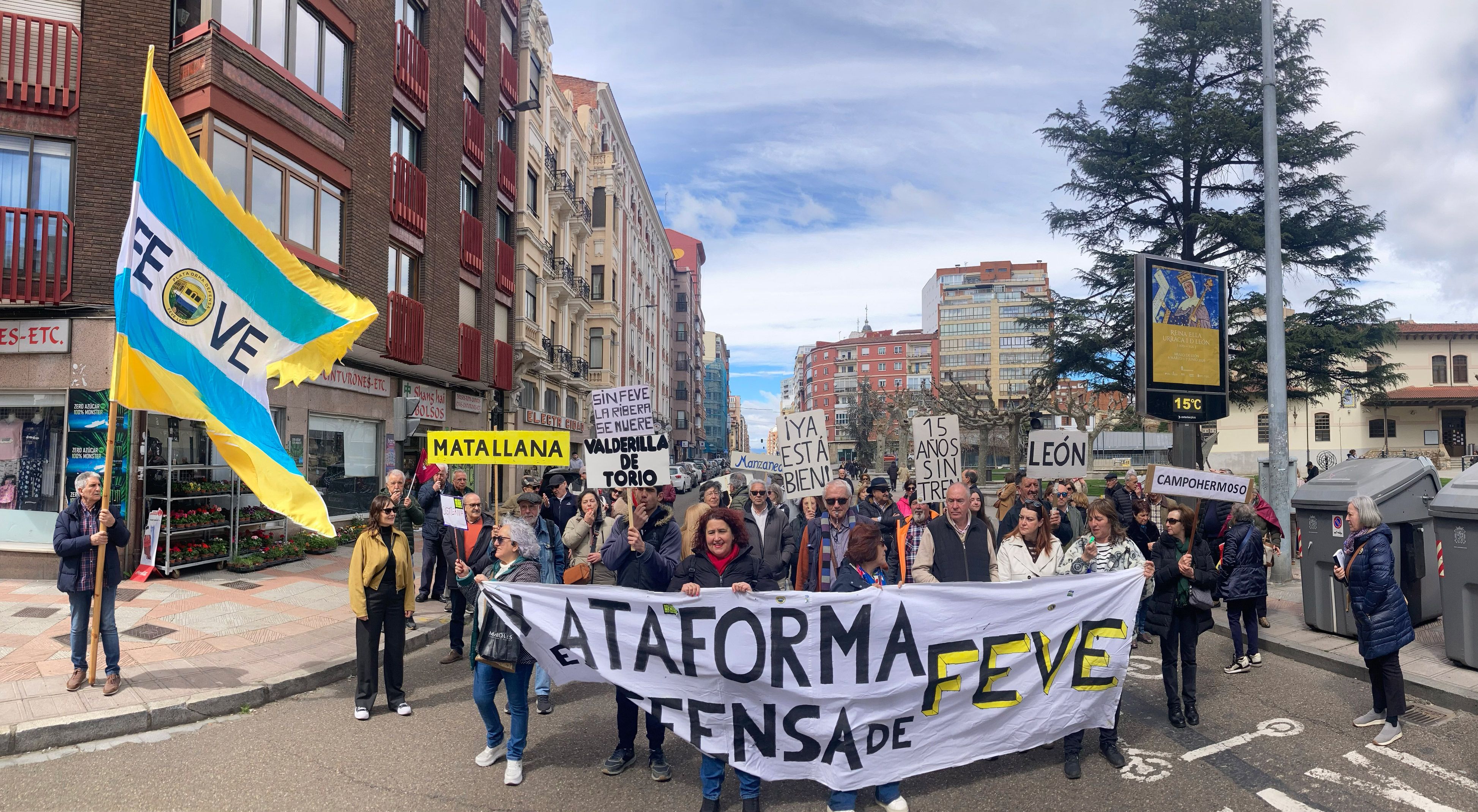 Protesta de la Plataforma en Defensa de Feve, este sábado en León. | ICAL
