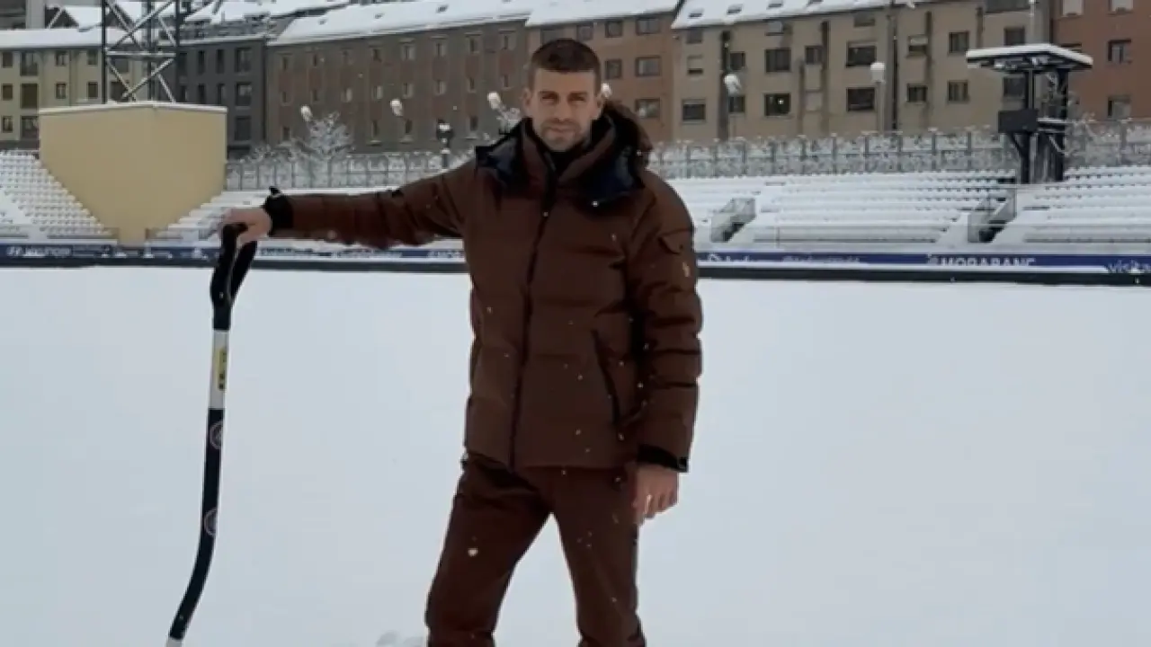 El presidente del Andorra, Piqué, en el partido de la primera vuelta con la Cultural, quitando nieve. | ANDORRA El presidente del Andorra, Piqué, en el partido de la primera vuelta con la Cultural, quitando nieve. | ANDORRA