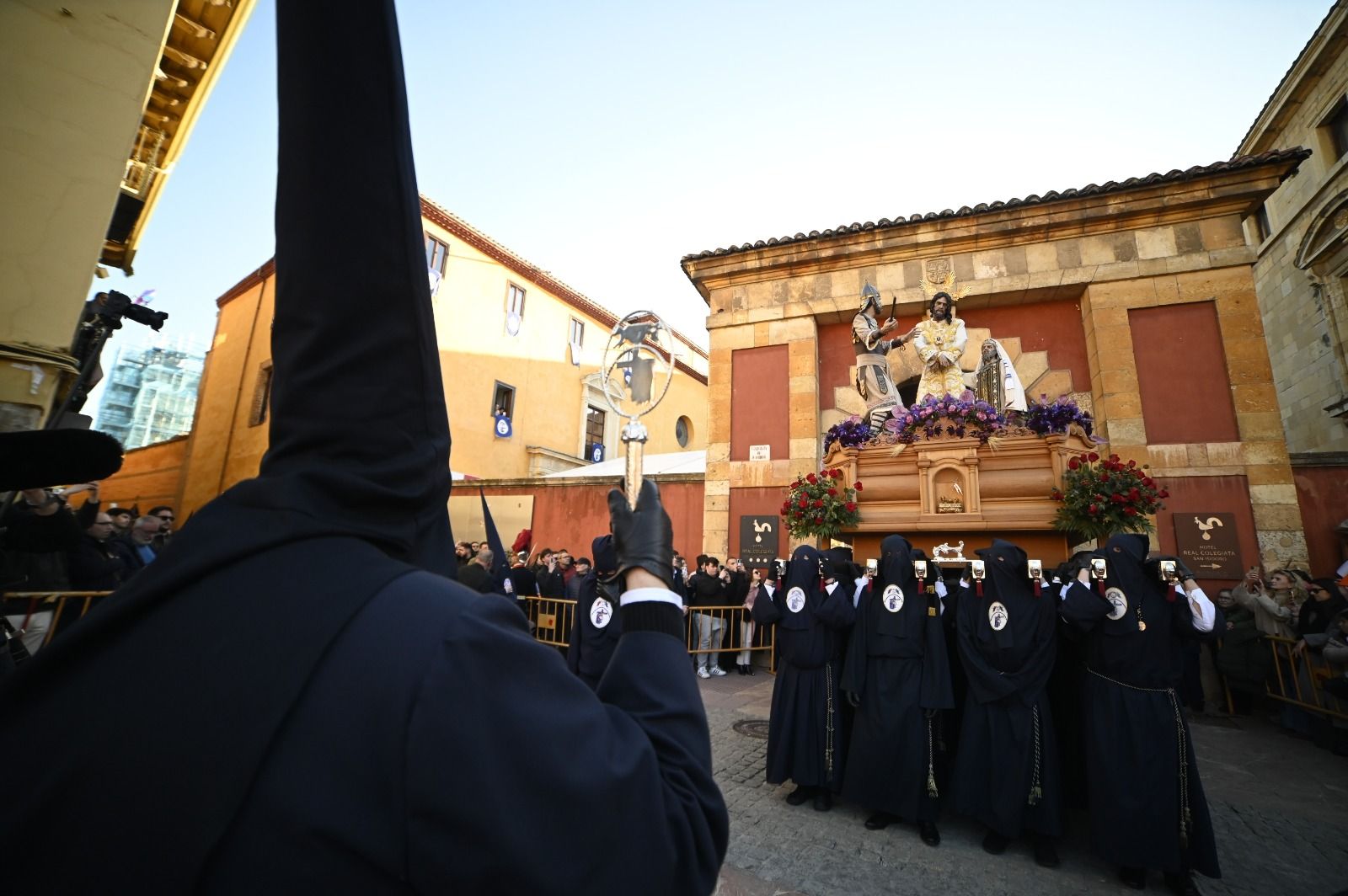 La procesión Camino de la Pasión, del Sacramentado, despliega su particular estilo ante miles de leoneses rendidos ante el Cautivo. | SAÚL ARÉN La procesión Camino de la Pasión, del Sacramentado, despliega su particular estilo ante miles de leoneses rendidos ante el Cautivo. | SAÚL ARÉN
