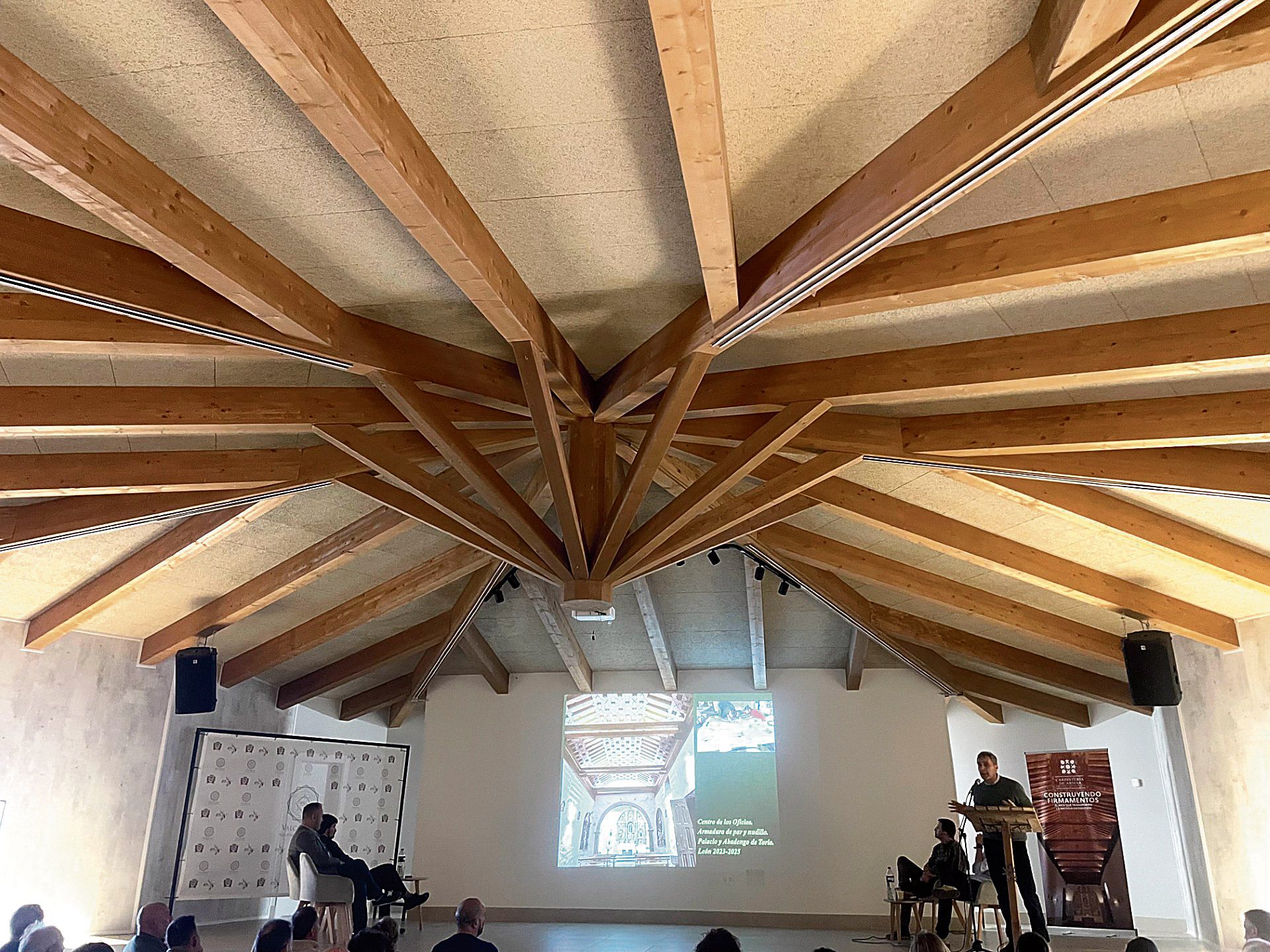 El Centro de Interpretación de la Carpintería de Armar en Valcabado acogió su propia inauguración el viernes. | FULGENCIO FERNÁNDEZ