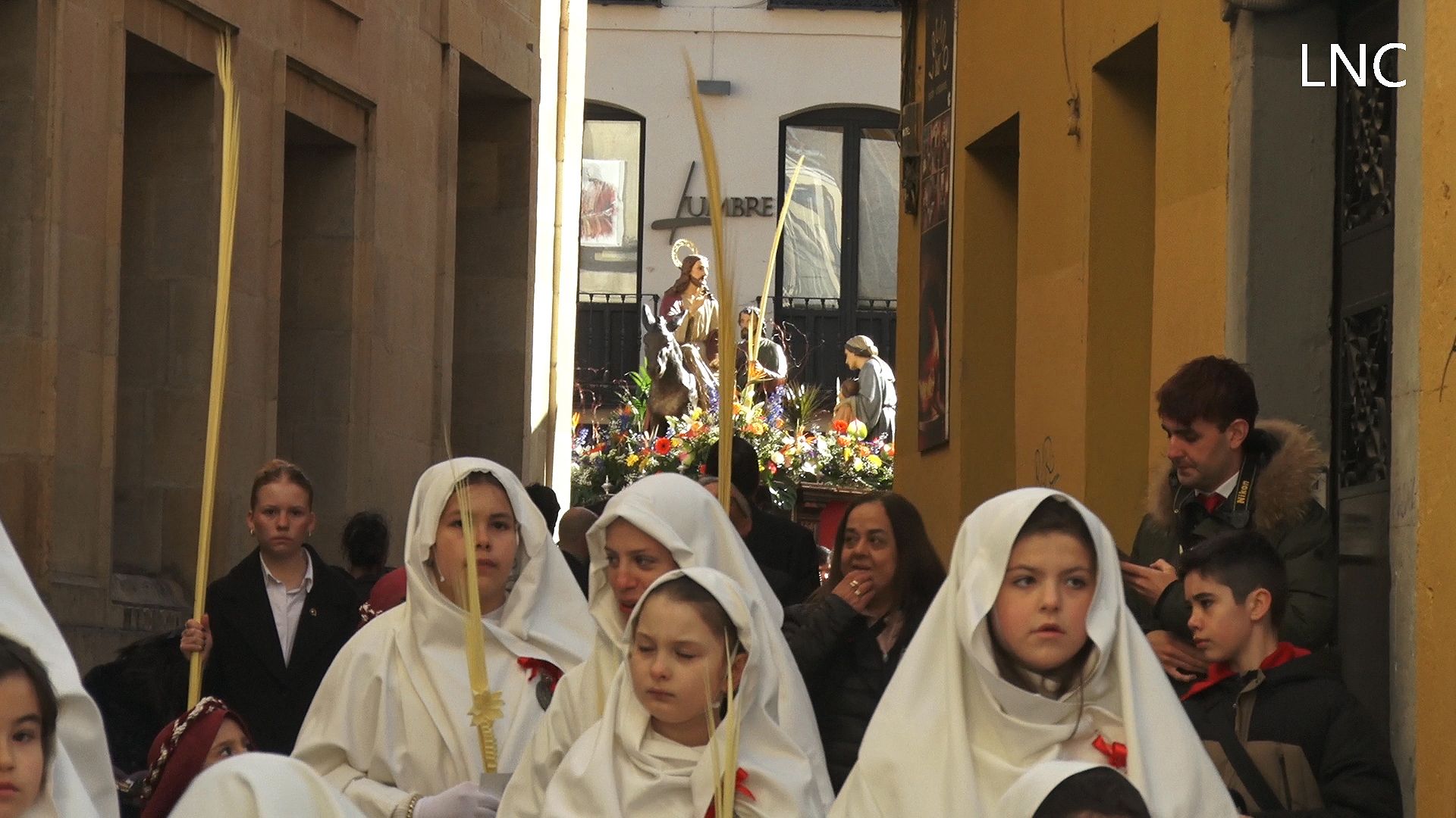 Ramos al cielo en León y una invitación a "erradicar la exaltación vacía de contenido" Ramos al cielo en León y una invitación a "erradicar la exaltación vacía de contenido"