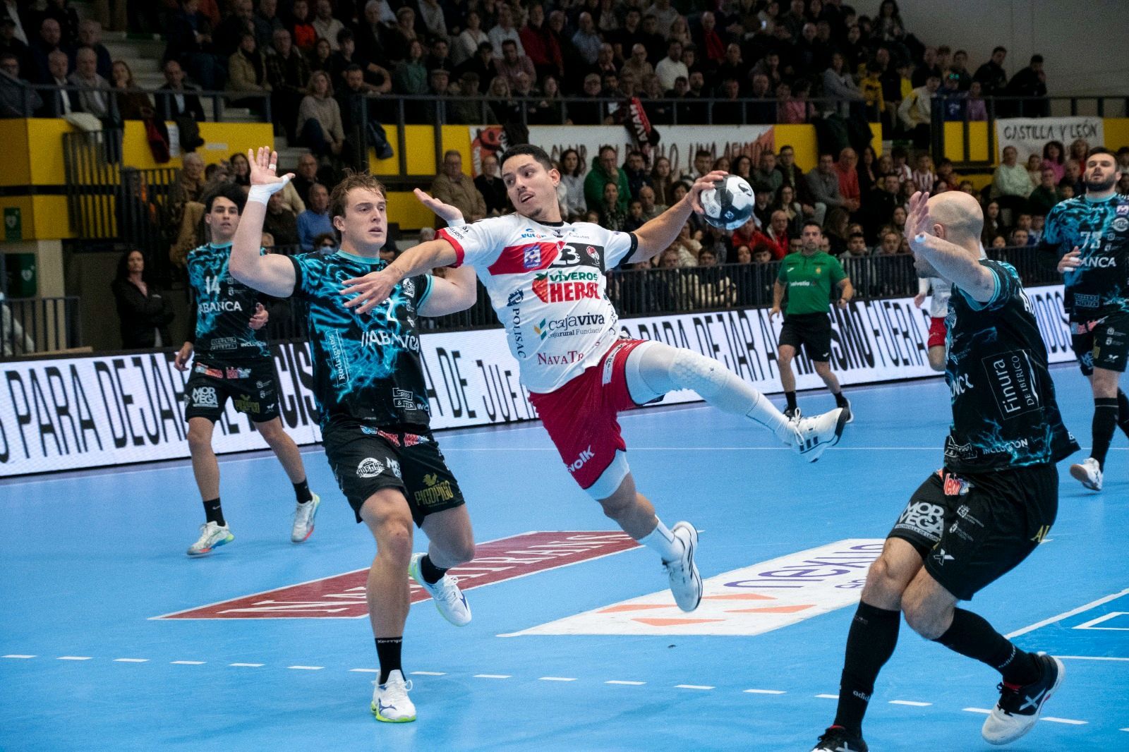 Lindqvist y Adrián no evitan el lanzamiento del Nava. | BALONMANONAVA Lindqvist y Adrián no evitan el lanzamiento del Nava. | BALONMANONAVA