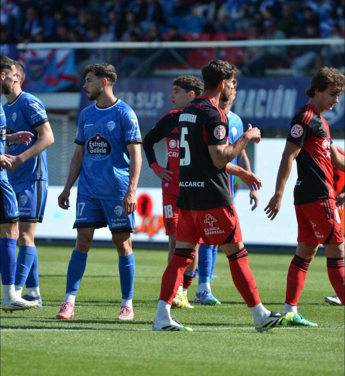 Uno de los momentos del partido entre el Ourense y la Ponferradina. PONFERRADINA Uno de los momentos del partido entre el Ourense y la Ponferradina. PONFERRADINA