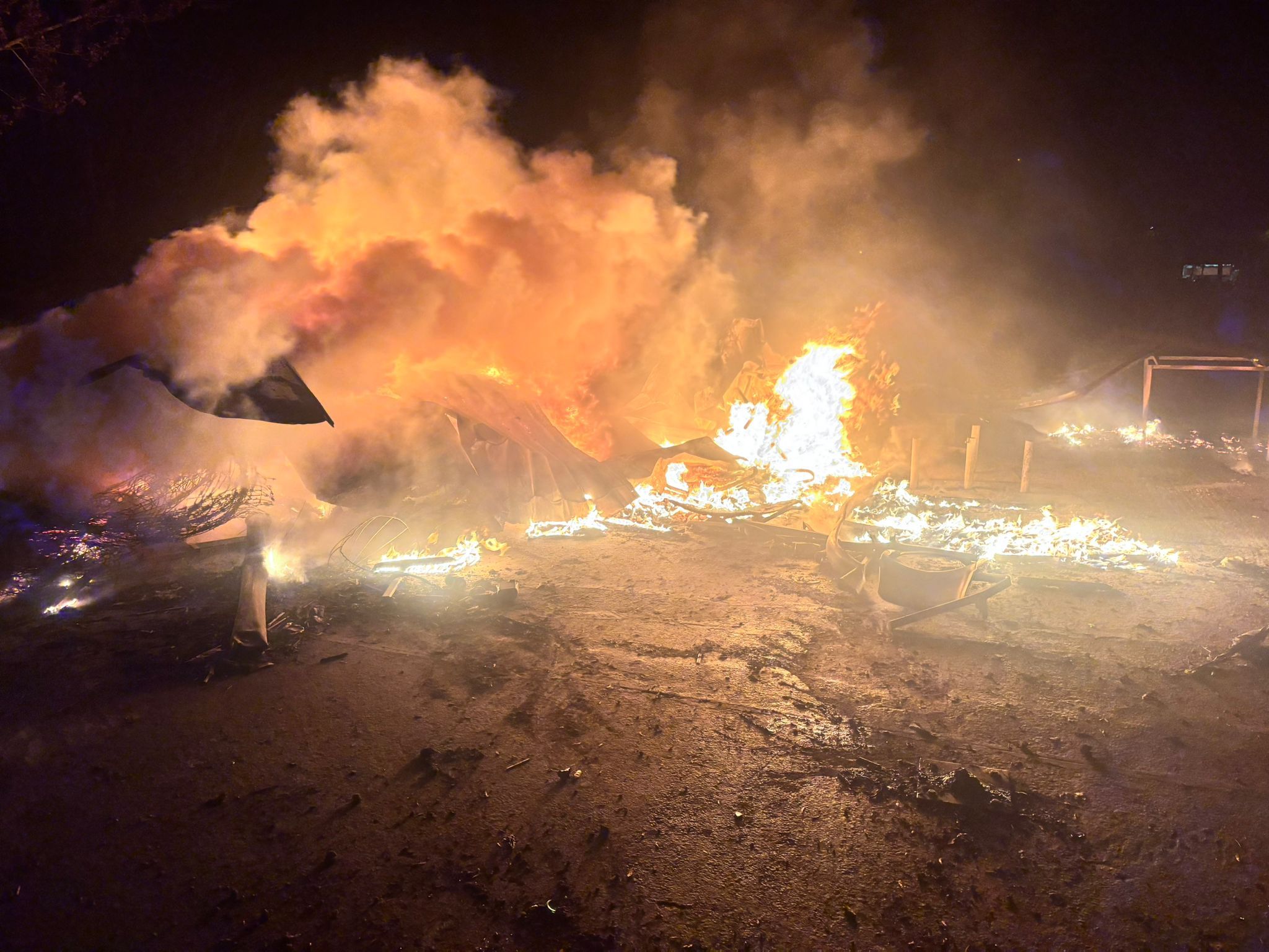 Incendio en el chiringuito de Soto de Boñar. | L.N.C. Incendio en el chiringuito de Soto de Boñar. | L.N.C.