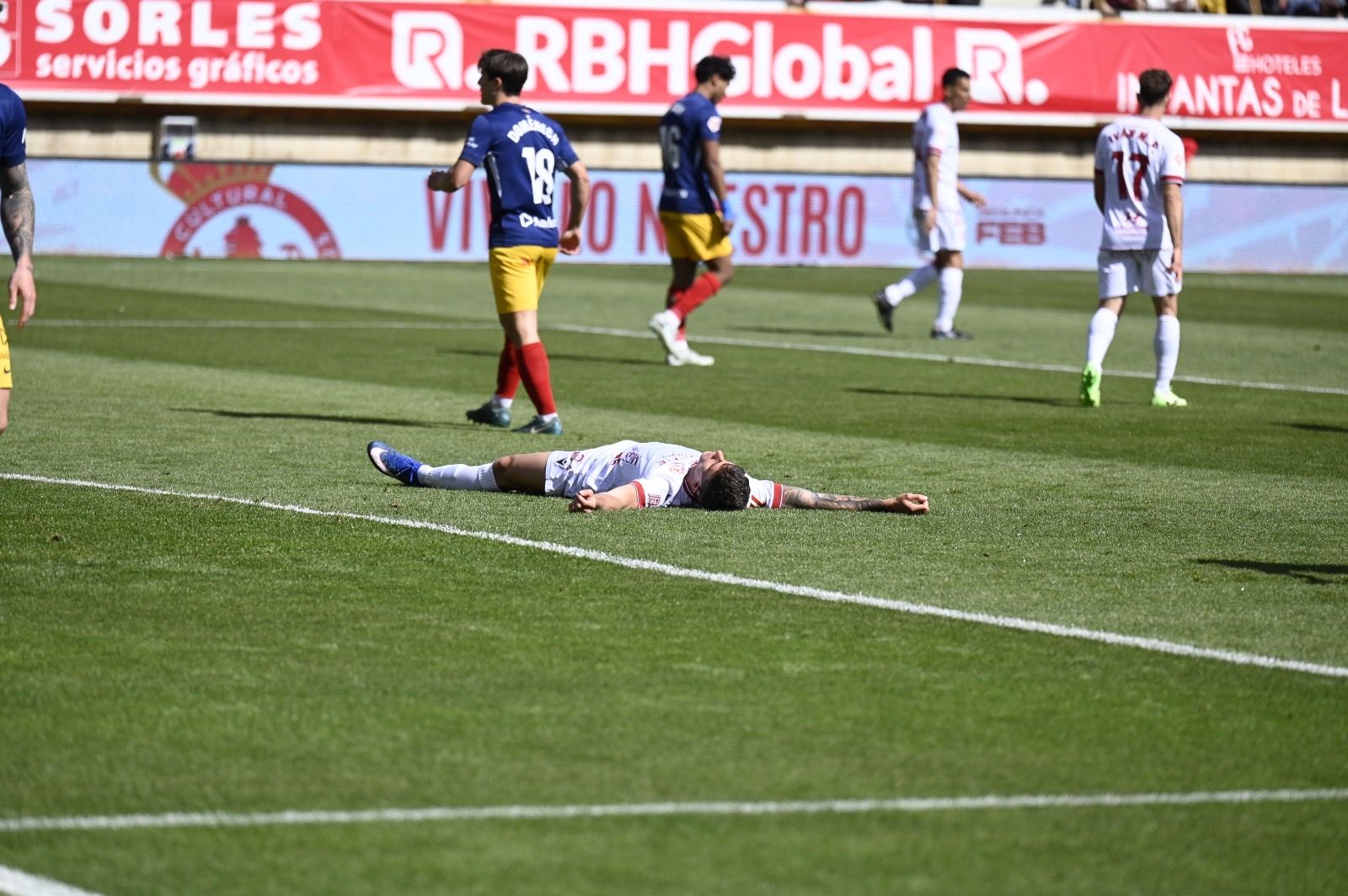 El atacante de la Cultural, Collado, se lamenta en el suelo tras una de las ocasiones falladas ante el Andorra. | SAÚL R. ARÉN El atacante de la Cultural, Collado, se lamenta en el suelo tras una de las ocasiones falladas ante el Andorra. | SAÚL R. ARÉN
