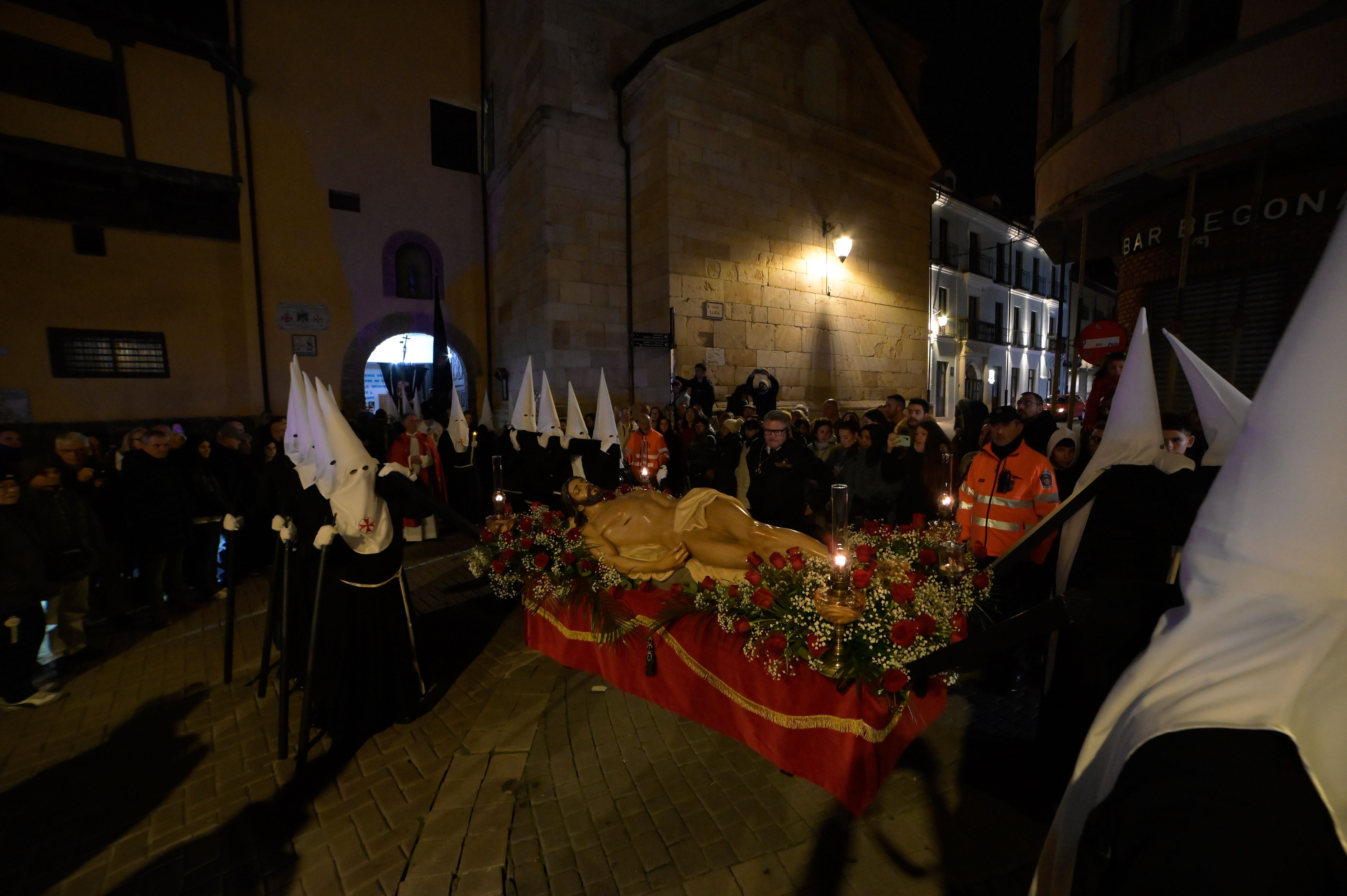 Adoración procesional de las Llagas de Cristo, organizada por la Cofradía del Santo Sepulcro. | MAURICIO PEÑA