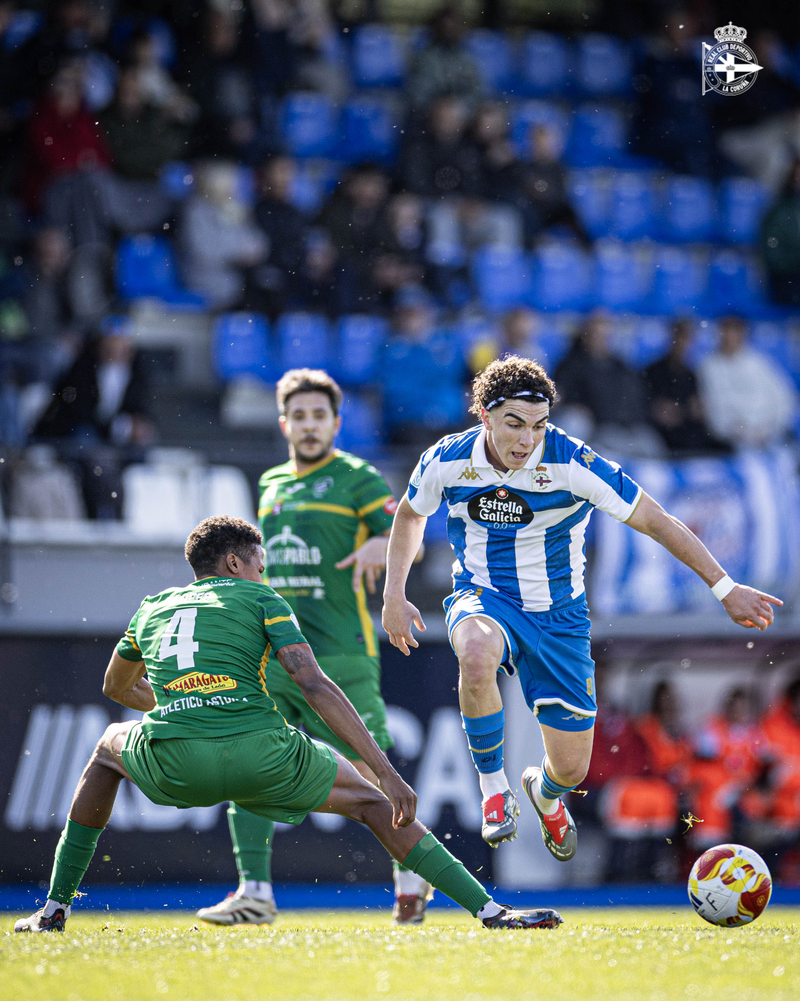 El Astorga no pudo frenar al líder. DEPORTIVO