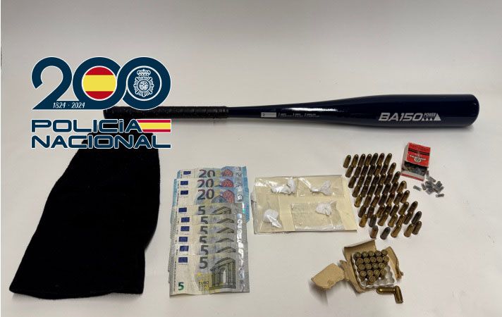 Los agentes intervinieron dinero en efectivo, heroína, cocaína, cartuchos, pistones y herramientas. Los agentes intervinieron dinero en efectivo, heroína, cocaína, cartuchos, pistones y herramientas.