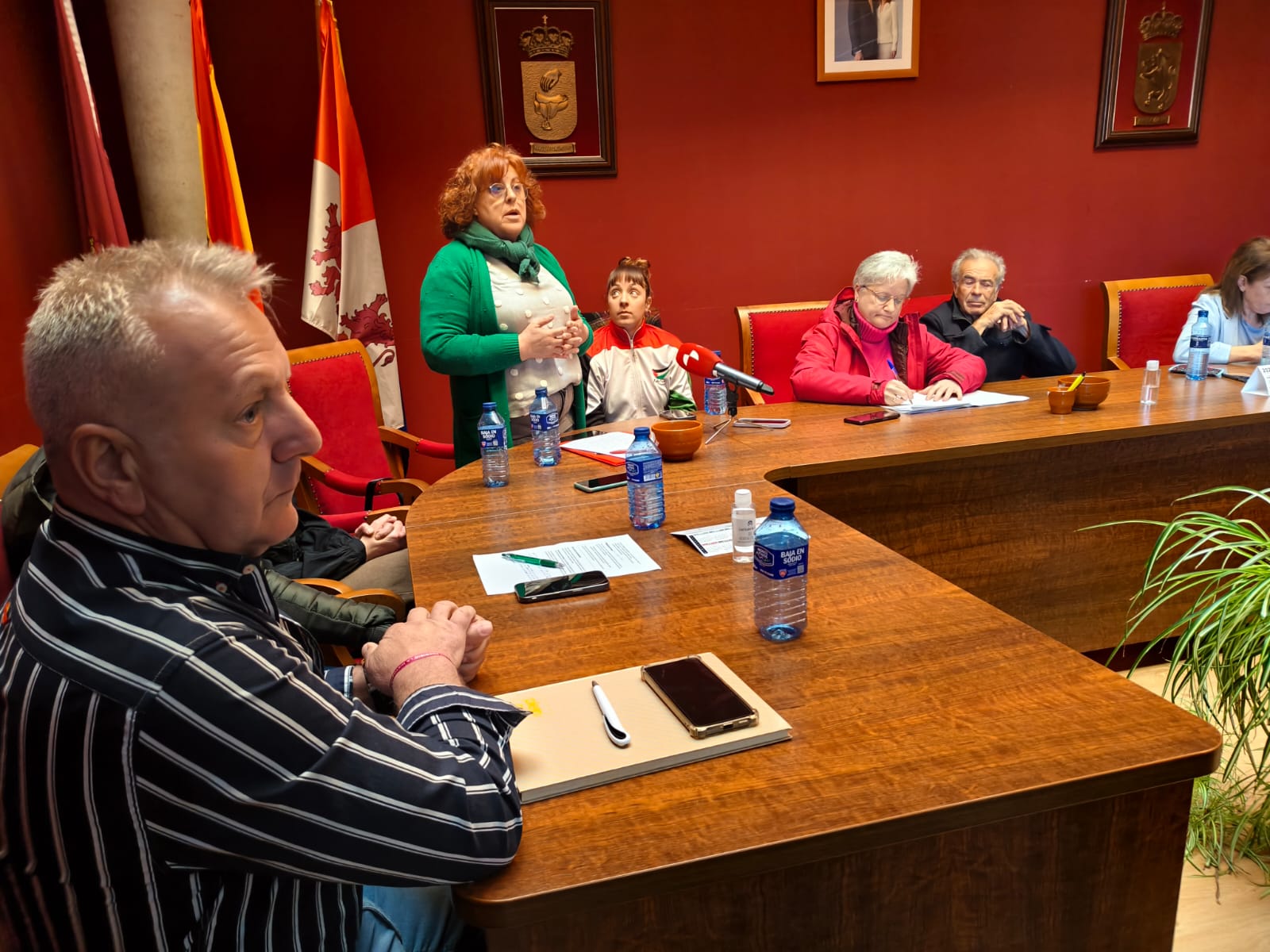 La socialista Vicenta García, de pie, es desde este lunes la nueva alcaldesa de Mansilla de las Mulas. | ALEJANDRO RODRÍGUEZ La socialista Vicenta García, de pie, es desde este lunes la nueva alcaldesa de Mansilla de las Mulas. | ALEJANDRO RODRÍGUEZ