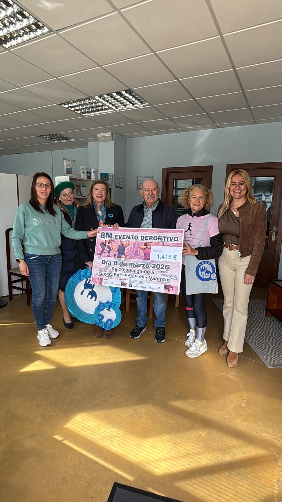 Entrega de la recaudación a la Asociación Adebi.