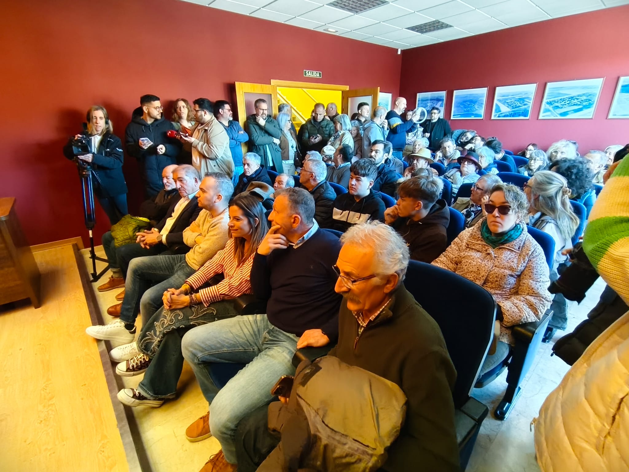 El salón de plenos estaba a rebosar y mucha gente tuvo que escucharlo desde fuera. | A. R.